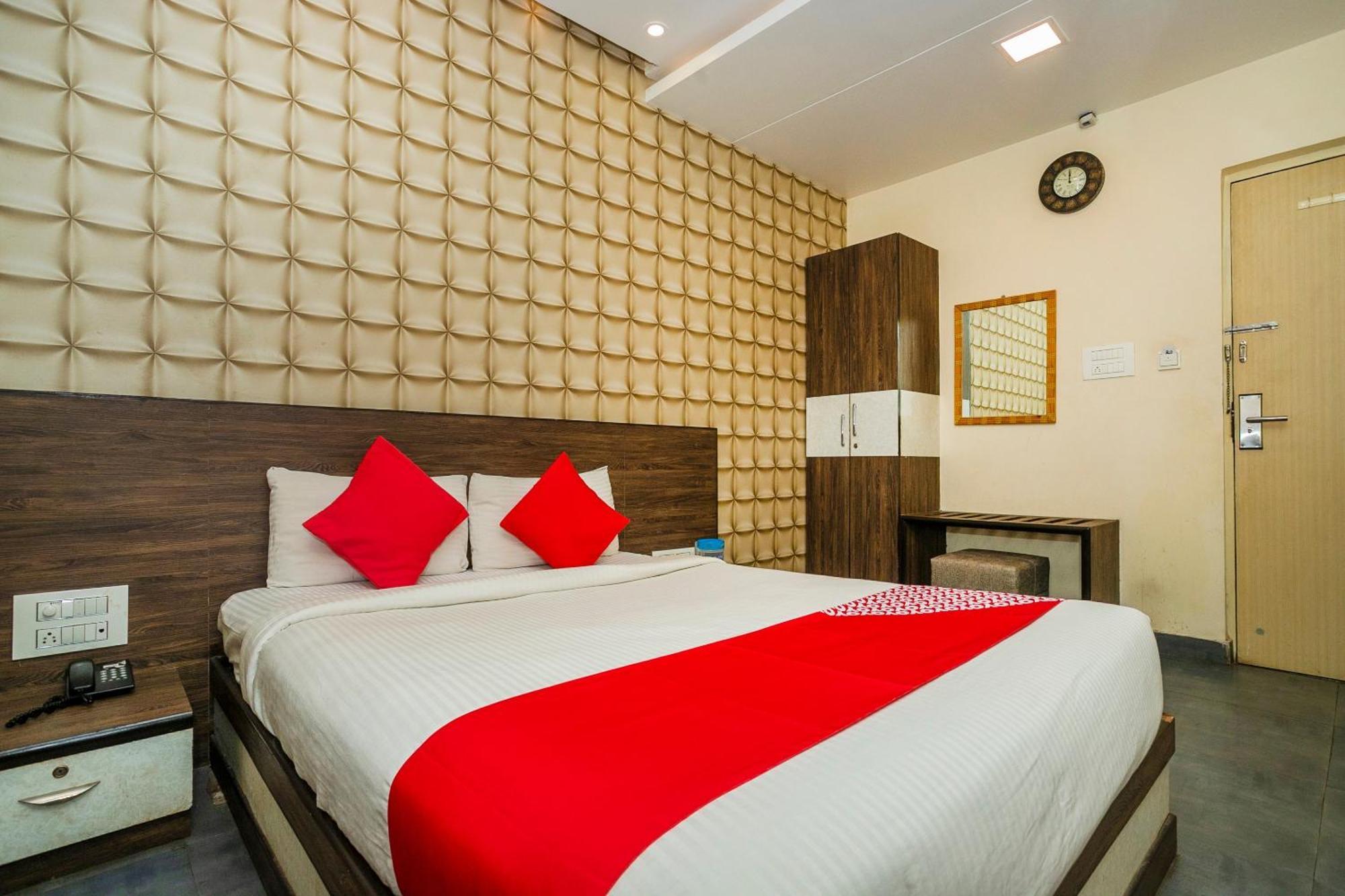 Super Collection O Indian Suites Near Sitara Restaurant Бангалор Екстериор снимка